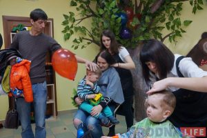 Можна ў крэсле, а можна пад сталом. Дзе стрыгчыся ў “Падстрыгульках” вырашаюць малыя кліенты Можна ў крэсле, а можна пад сталом. Дзе стрыгчыся ў “Падстрыгульках” вырашаюць малыя кліенты