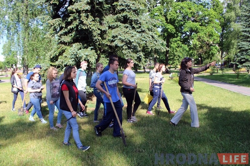 Студэнты Аграрнага ўніверсітэта ўпершыню правялі догляд за раслінамі батанічнага сада Студэнты Аграрнага ўніверсітэта ўпершыню правялі догляд за раслінамі батанічнага сада