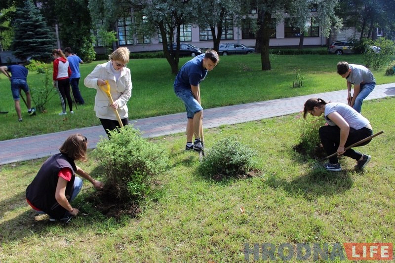 Студэнты Аграрнага ўніверсітэта ўпершыню правялі догляд за раслінамі батанічнага сада Студэнты Аграрнага ўніверсітэта ўпершыню правялі догляд за раслінамі батанічнага сада