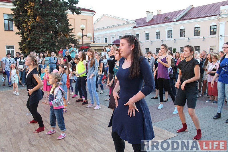 Жывыя статуі, танцы і фудкорт. У Гродне праходзіць VI міжнародны Біг-Міні-Фестываль вулічных мастацтваў Жывыя статуі, танцы і фудкорт. У Гродне праходзіць VI міжнародны Біг-Міні-Фестываль вулічных мастацтваў