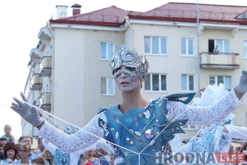 Жывыя статуі, танцы і фудкорт. У Гродне праходзіць VI міжнародны Біг-Міні-Фестываль вулічных мастацтваў Жывыя статуі, танцы і фудкорт. У Гродне праходзіць VI міжнародны Біг-Міні-Фестываль вулічных мастацтваў