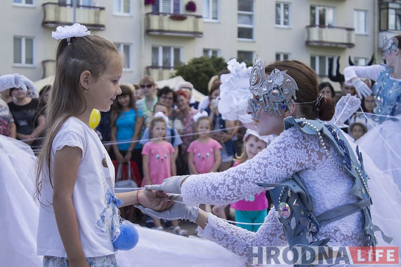 Жывыя статуі, танцы і фудкорт. У Гродне праходзіць VI міжнародны Біг-Міні-Фестываль вулічных мастацтваў Жывыя статуі, танцы і фудкорт. У Гродне праходзіць VI міжнародны Біг-Міні-Фестываль вулічных мастацтваў