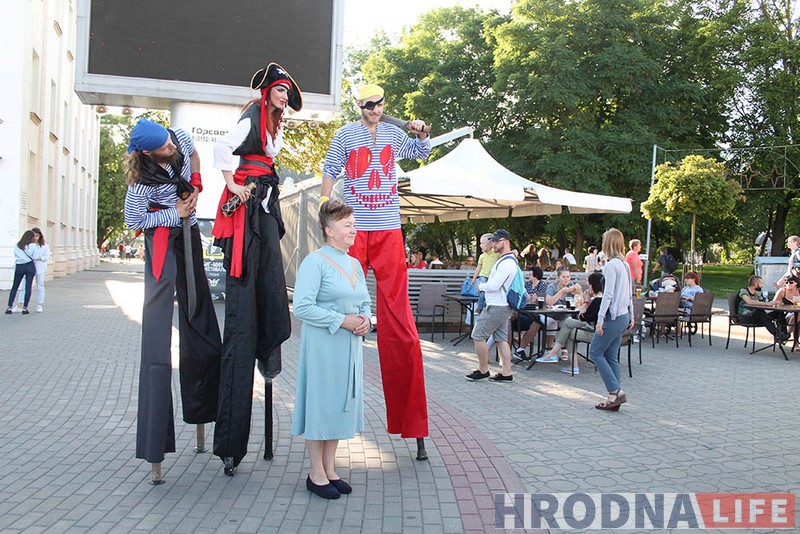 Жывыя статуі, танцы і фудкорт. У Гродне праходзіць VI міжнародны Біг-Міні-Фестываль вулічных мастацтваў Жывыя статуі, танцы і фудкорт. У Гродне праходзіць VI міжнародны Біг-Міні-Фестываль вулічных мастацтваў