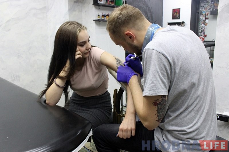 "Аб'ядналі намаганні і сабраліся на адной пляцоўцы". У Гродне адкрылася тату студыя "Адважнае сэрца"