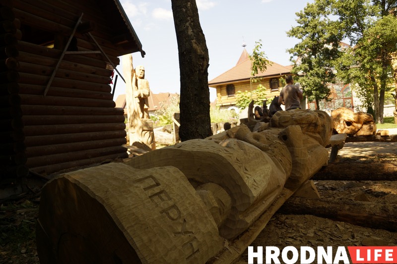 “Ніколі не ведаеш, што будзе ў канцы”. Разьбяры ў Каробчыцах ствараюць з дрэва новыя казкі