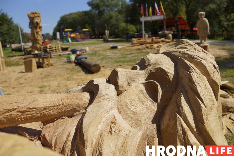 “Ніколі не ведаеш, што будзе ў канцы”. Разьбяры ў Каробчыцах ствараюць з дрэва новыя казкі