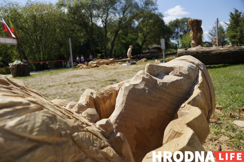“Ніколі не ведаеш, што будзе ў канцы”. Разьбяры ў Каробчыцах ствараюць з дрэва новыя казкі