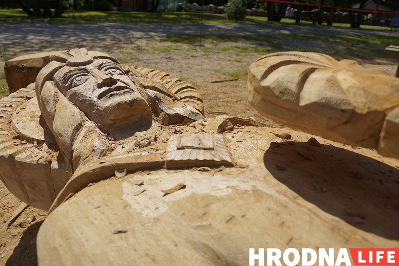 “Ніколі не ведаеш, што будзе ў канцы”. Разьбяры ў Каробчыцах ствараюць з дрэва новыя казкі