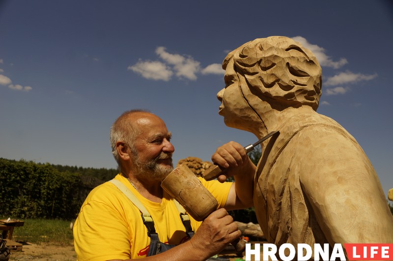 “Ніколі не ведаеш, што будзе ў канцы”. Разьбяры ў Каробчыцах ствараюць з дрэва новыя казкі