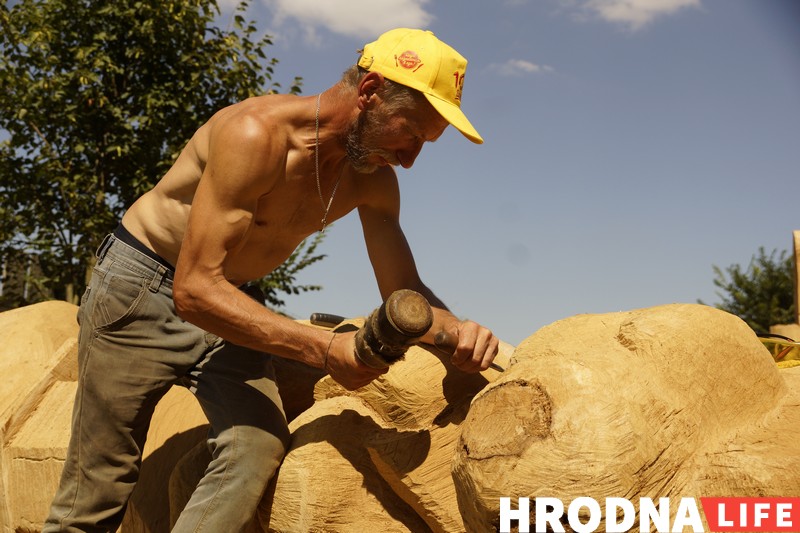 “Ніколі не ведаеш, што будзе ў канцы”. Разьбяры ў Каробчыцах ствараюць з дрэва новыя казкі