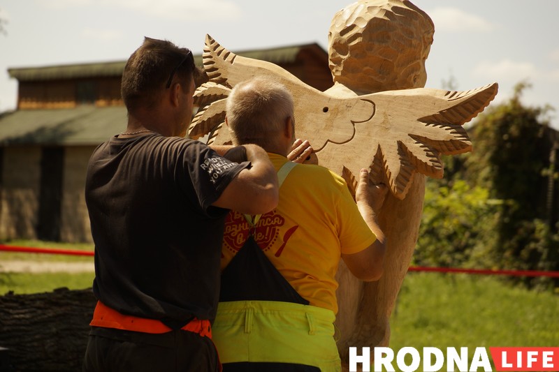 “Ніколі не ведаеш, што будзе ў канцы”. Разьбяры ў Каробчыцах ствараюць з дрэва новыя казкі