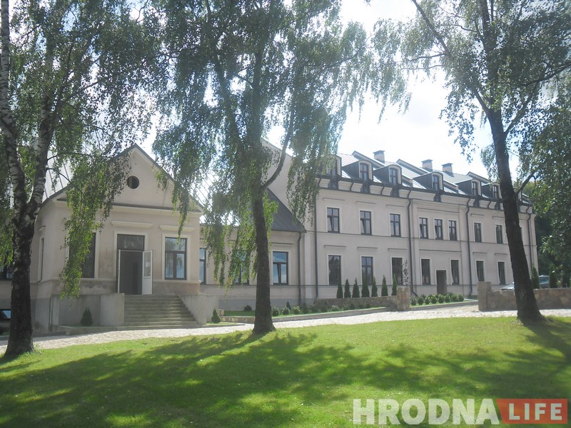 Сядзібу ў Радзівілках адкрылі пасля 6 гадоў рэканструкцыі. Згадваем гісторыю маёнтка ад Пуціўлянскіх да Барташэвічаў Сядзібу ў Радзівілках адкрылі пасля 6 гадоў рэканструкцыі. Згадваем гісторыю маёнтка ад Пуціўлянскіх да Барташэвічаў