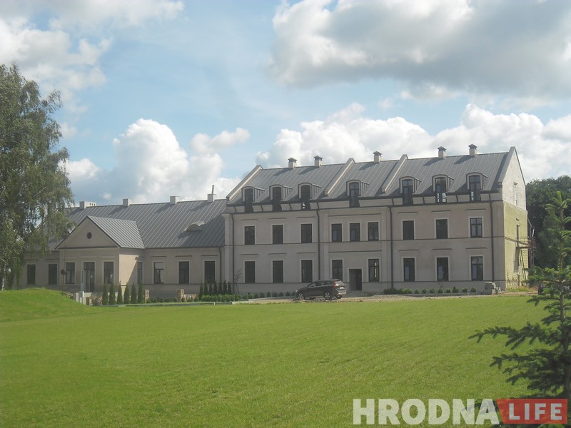 Сядзібу ў Радзівілках адкрылі пасля 6 гадоў рэканструкцыі. Згадваем гісторыю маёнтка ад Пуціўлянскіх да Барташэвічаў Сядзібу ў Радзівілках адкрылі пасля 6 гадоў рэканструкцыі. Згадваем гісторыю маёнтка ад Пуціўлянскіх да Барташэвічаў