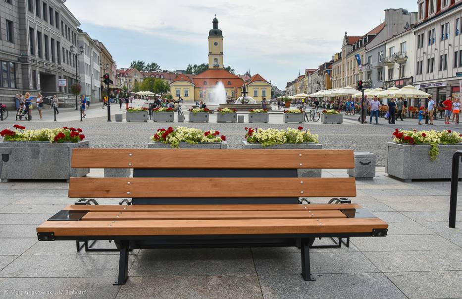 У Беластоку з’явіліся смарт-лаўкі з сонечнымі батарэямі
