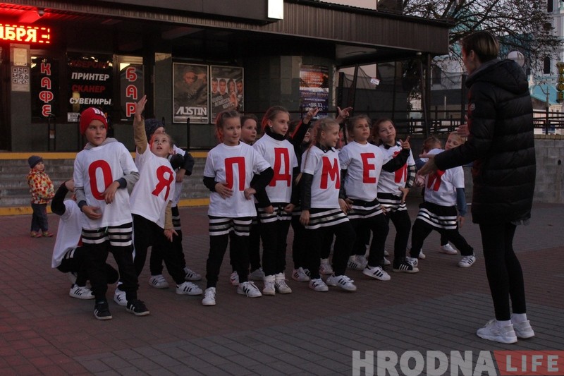 Яна сказала ТАК! Гродзенец незвычайна зрабіў дзяўчыне прапанову ў цэнтры горада Яна сказала ТАК! Гродзенец незвычайна зрабіў дзяўчыне прапанову ў цэнтры горада