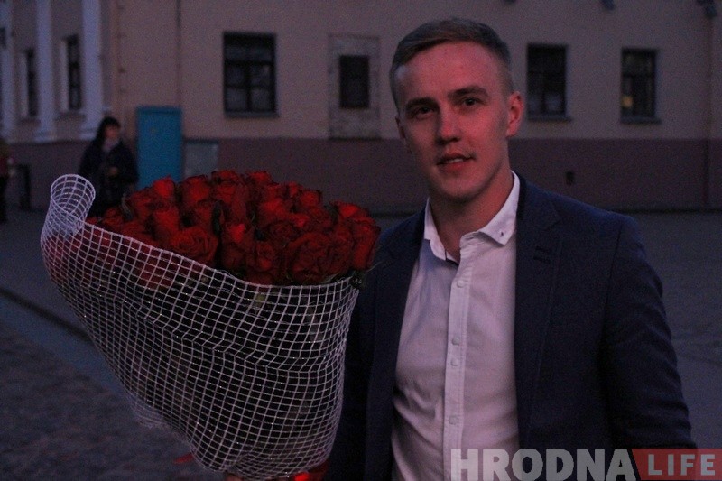 Яна сказала ТАК! Гродзенец незвычайна зрабіў дзяўчыне прапанову ў цэнтры горада Яна сказала ТАК! Гродзенец незвычайна зрабіў дзяўчыне прапанову ў цэнтры горада