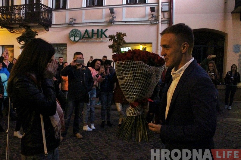Яна сказала ТАК! Гродзенец незвычайна зрабіў дзяўчыне прапанову ў цэнтры горада Яна сказала ТАК! Гродзенец незвычайна зрабіў дзяўчыне прапанову ў цэнтры горада