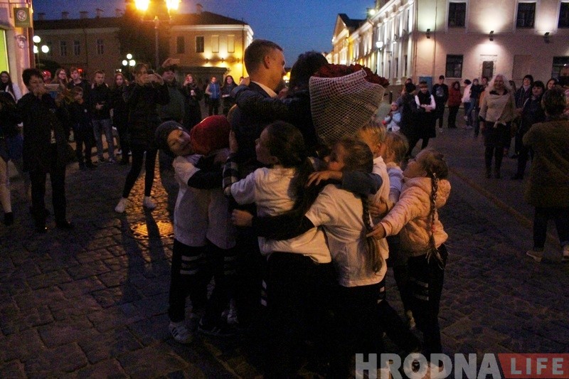 Яна сказала ТАК! Гродзенец незвычайна зрабіў дзяўчыне прапанову ў цэнтры горада Яна сказала ТАК! Гродзенец незвычайна зрабіў дзяўчыне прапанову ў цэнтры горада