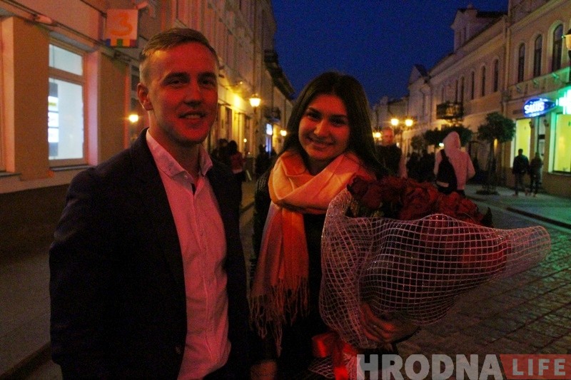 Яна сказала ТАК! Гродзенец незвычайна зрабіў дзяўчыне прапанову ў цэнтры горада Яна сказала ТАК! Гродзенец незвычайна зрабіў дзяўчыне прапанову ў цэнтры горада