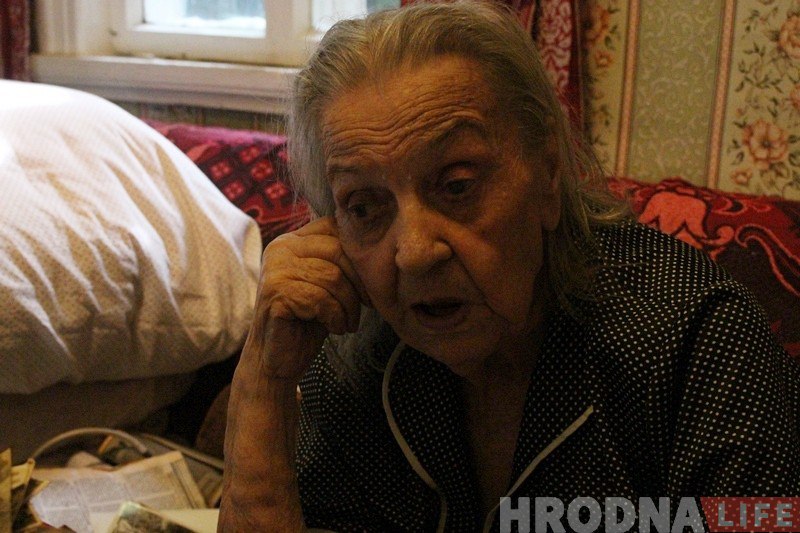 "Залезлі ў акно і забралі ў псіхушку". 94-гадовую жыхарку Новага Свету хочуць прызнаць недзеяздольнай - яна замінае будоўлі