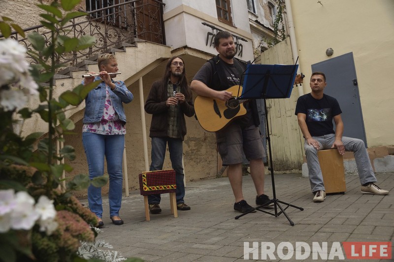 Дзянісаў спяваў Чобата, а Чобат чытаў Мілаша. У Гродне прайшла прэзентацыя “Кароткай гісторыі Беларусі”