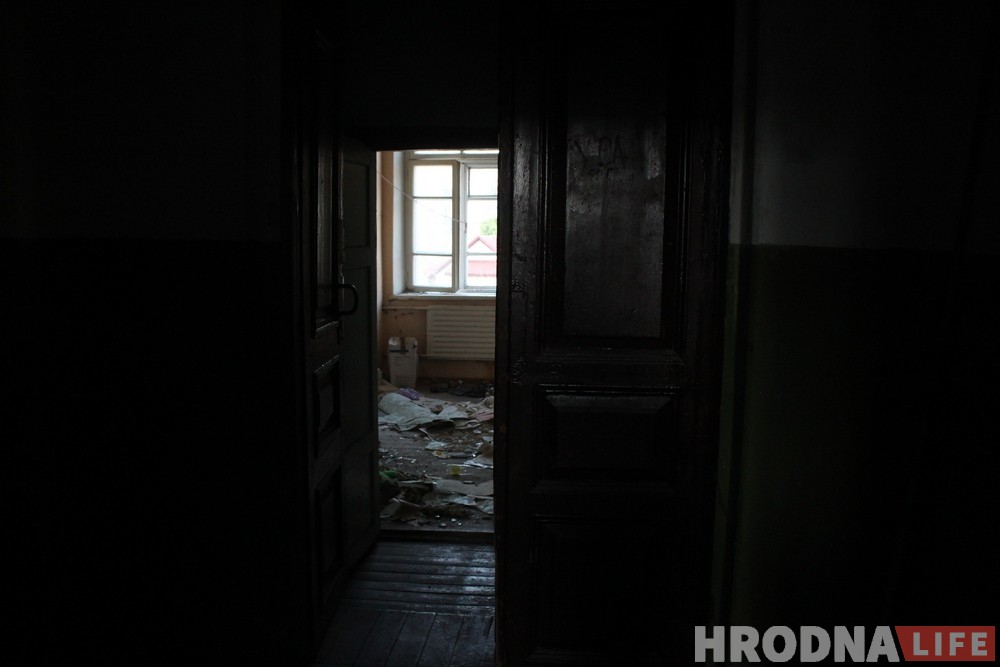 Фотагісторыя: Як камунальнікі чысцяць закінутыя кватэры ў цэнтры Гродна