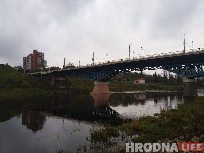 Зноў заторы. На Старым мосце плануюць замяніць асфальт