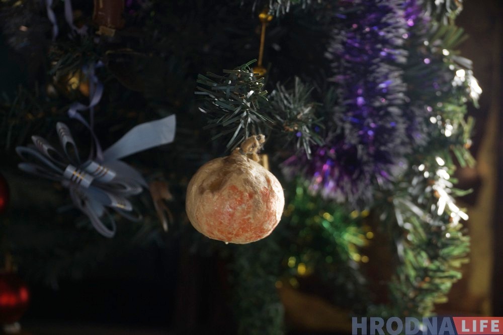 Святы Мікалай і стогадовыя балерыны. Да Калядаў і Новага года Януш Паруліс зладзіў выставу ёлачных цацак
