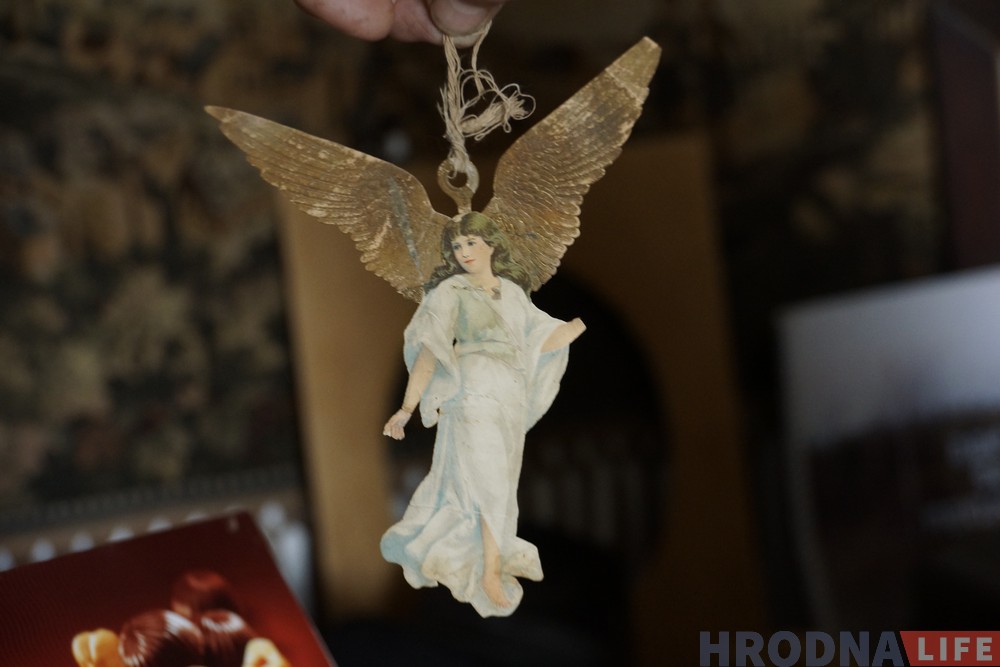 Святы Мікалай і стогадовыя балерыны. Да Калядаў і Новага года Януш Паруліс зладзіў выставу ёлачных цацак