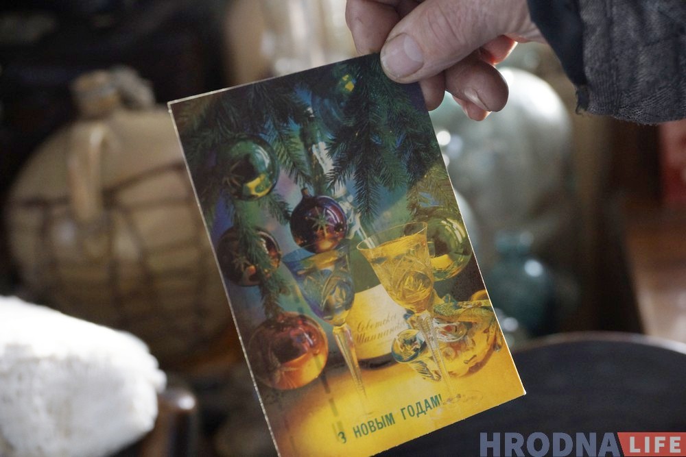 Святы Мікалай і стогадовыя балерыны. Да Калядаў і Новага года Януш Паруліс зладзіў выставу ёлачных цацак