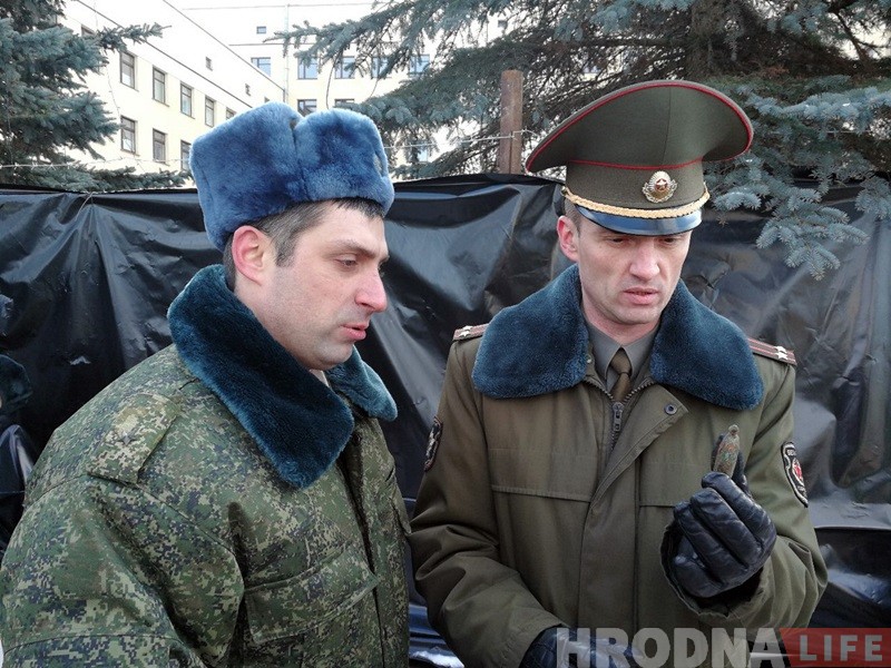 На будпляцоўцы «Трыніці» працуюць пашукавікі. Знайшлі яшчэ штык-нож, медальён і гадзіннік На будпляцоўцы «Трыніці» працуюць пашукавікі. Знайшлі яшчэ штык-нож, медальён і гадзіннік