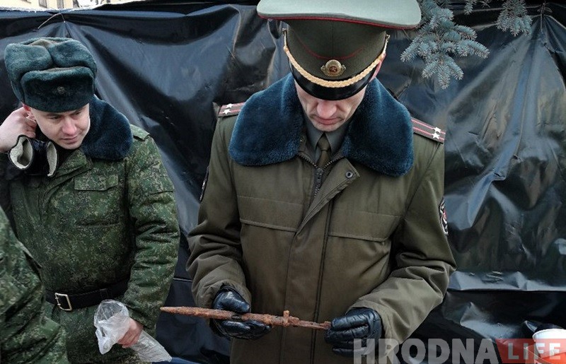 На будпляцоўцы «Трыніці» працуюць пашукавікі. Знайшлі яшчэ штык-нож, медальён і гадзіннік На будпляцоўцы «Трыніці» працуюць пашукавікі. Знайшлі яшчэ штык-нож, медальён і гадзіннік
