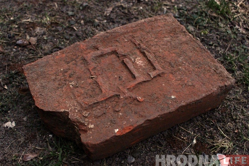 Археолагі на раскопках у Старым замку знайшлі цэглу з "Калюмнамі" - гербам вялікіх князёў літоўскіх Цэгла канца 14 ст. са Старога замка ў Гродне
