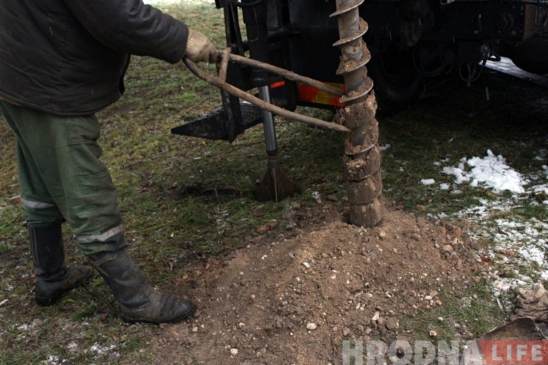 За Палацам тэкстыльшчыкаў, дзе мае быць навабуд, пачаліся геалагічныя даследаванні За Палацам тэкстыльшчыкаў, дзе мае быць навабуд, пачаліся геалагічныя даследаванні