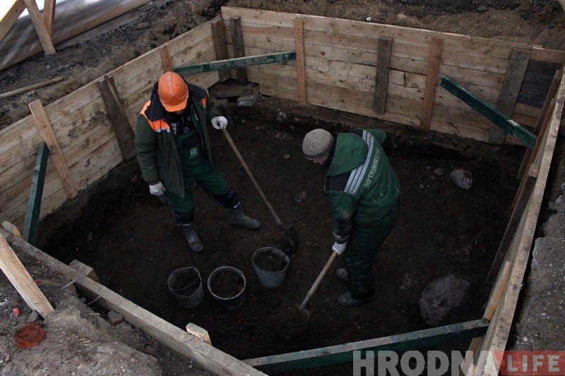 Археолагі на раскопках у Старым замку знайшлі цэглу з "Калюмнамі" - гербам вялікіх князёў літоўскіх Археолагі на раскопках у Старым замку знайшлі цэглу з "Калюмнамі" - гербам вялікіх князёў літоўскіх