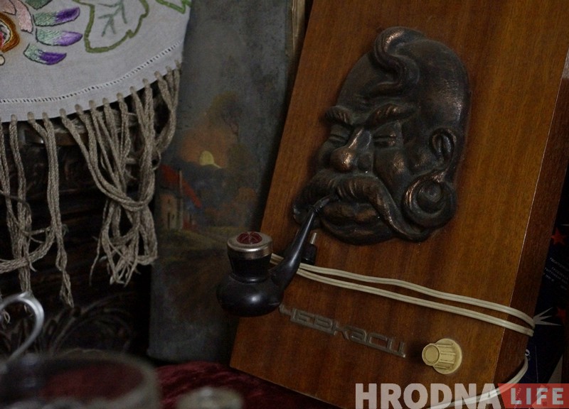 “Навошта цыгарэты, каб не кава?” Пра шкодныя радасці жыцця раскажа выстава ў музеі Паруліса