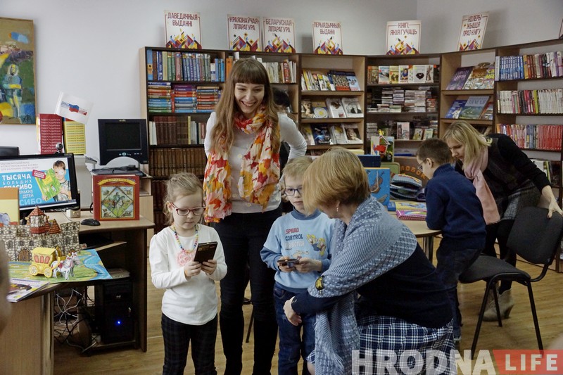 Карцінкі для тых, хто не бачыць. Гродзенскай бібліятэцы для невідушчых падарылі новыя кнігі