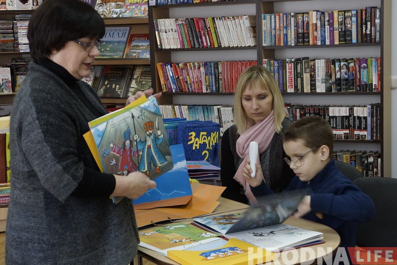 Карцінкі для тых, хто не бачыць. Гродзенскай бібліятэцы для невідушчых падарылі новыя кнігі Карцінкі для тых, хто не бачыць. Гродзенскай бібліятэцы для невідушчых падарылі новыя кнігі