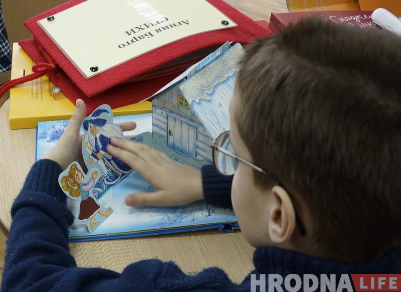 Карцінкі для тых, хто не бачыць. Гродзенскай бібліятэцы для невідушчых падарылі новыя кнігі Карцінкі для тых, хто не бачыць. Гродзенскай бібліятэцы для невідушчых падарылі новыя кнігі