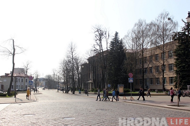 На Ажэшкі на месцы паваленых ураганам дрэў высаджваюць новыя На Ажэшкі на месцы паваленых ураганам дрэў высаджваюць новыя