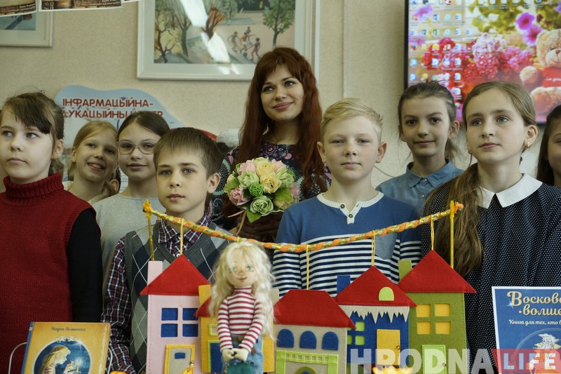 “Дзеці любяць чытаць кніжкі, проста яны гэтага не ведаюць”. Пісьменніца Надзея Ясмінска чаравала разам з гродзенскімі чытачамі