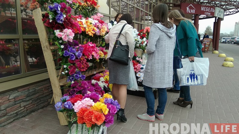 Штучная Радуніца: пластыкавыя кветкі на могілках перажывуць пахаваных на сотні год Штучная Радуніца: пластыкавыя кветкі на могілках перажывуць пахаваных на сотні год