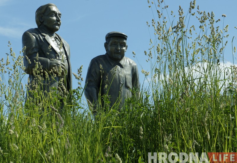 Деревянные герои "Белых рос" появились на месте снесённой деревни
