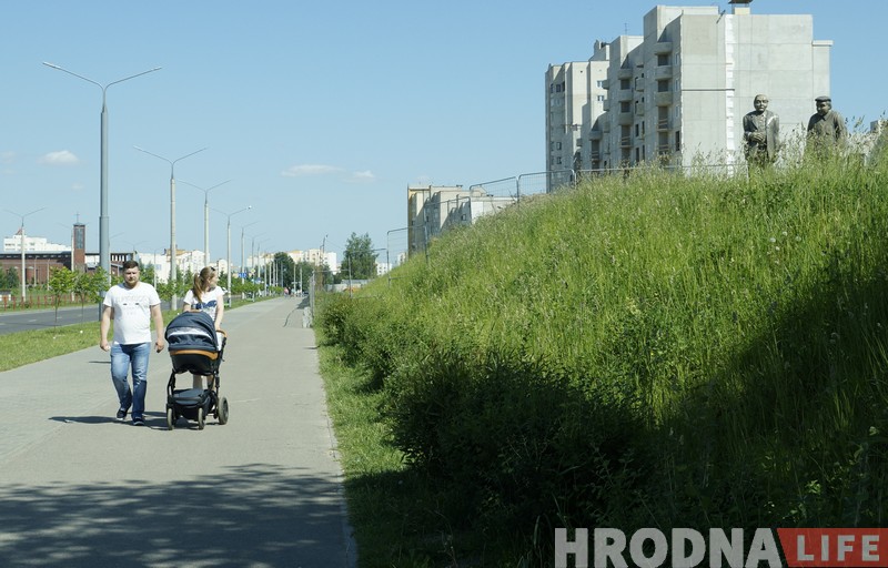 Деревянные герои "Белых рос" появились на месте снесённой деревни