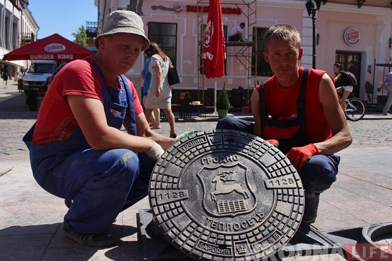 У цэнтры Гродна мяняюць люкі. Новыя - з гербам горада У цэнтры Гродна мяняюць люкі. Новыя - з гербам горада