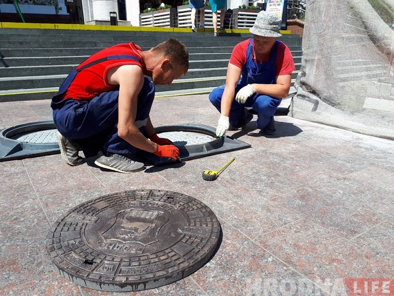 У цэнтры Гродна мяняюць люкі. Новыя - з гербам горада У цэнтры Гродна мяняюць люкі. Новыя - з гербам горада