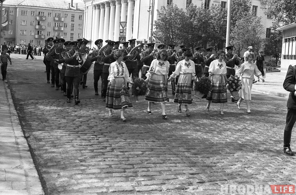 Помнікі і святы. Як святкавалі Дзень Перамогі ў пасляваенным Гродне (унікальныя фота) Помнікі і святы. Як святкавалі Дзень Перамогі ў пасляваенным Гродне (унікальныя фота)