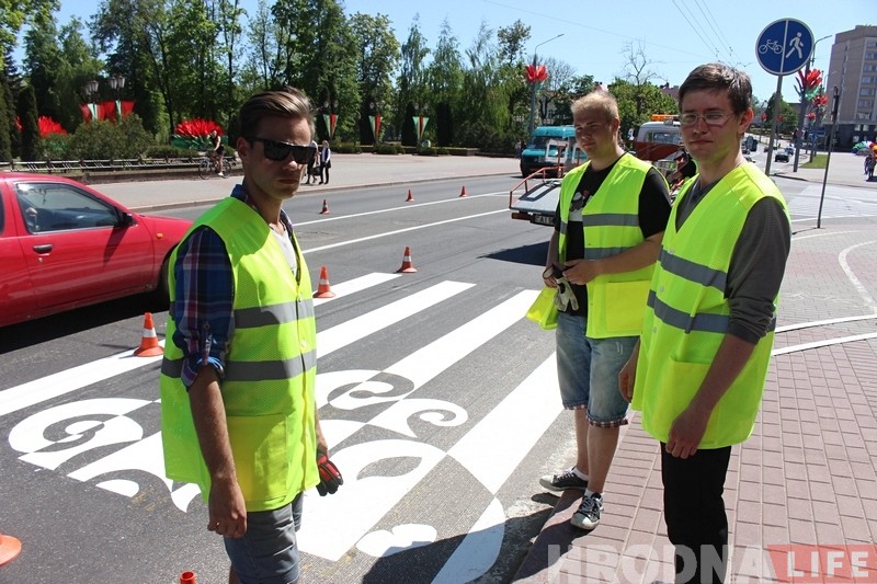 У Гродне на пешаходных пераходах пачалі з'яўляцца надпісы і малюнкі У Гродне на пешаходных пераходах пачалі з'яўляцца надпісы і малюнкі