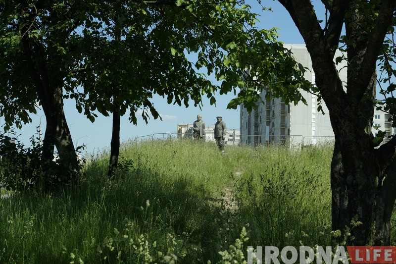 Деревянные герои "Белых рос" появились на месте снесённой деревни