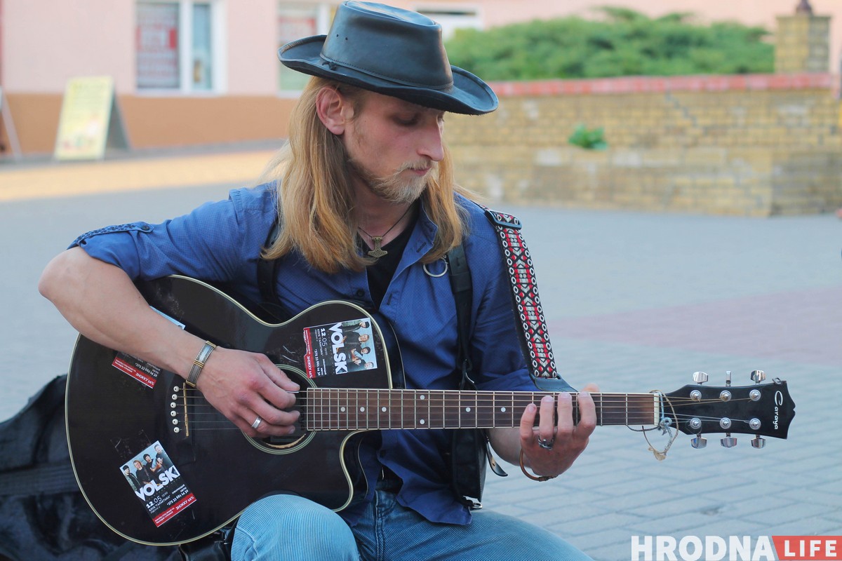 У цэнтры Гродна спявалі Вольскага і раздавалі зніжкі на канцэрт У цэнтры Гродна спявалі Вольскага і раздавалі зніжкі на канцэрт